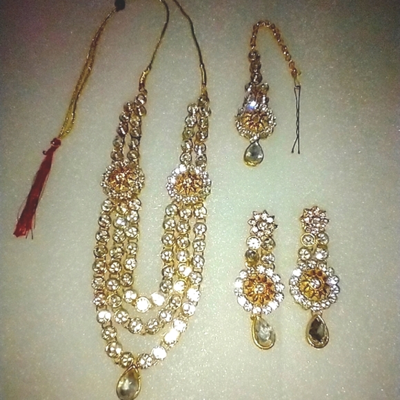 Necklace Set Gold Tone Crystal jewelry Set - Picture 7 of 12